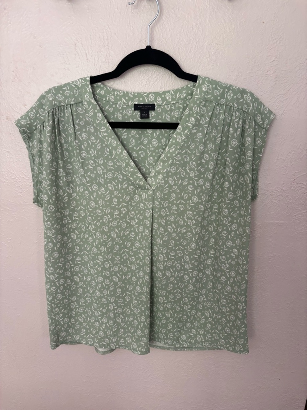 Ann Taylor Sage Green Floral V-Neck Cap Sleeve Blouse
